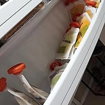 أكياس محفوظة في باب الثلاجة